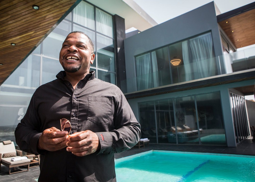 Renaissance Gossip, Art Salaries, Wiley’s Wild Residence & More