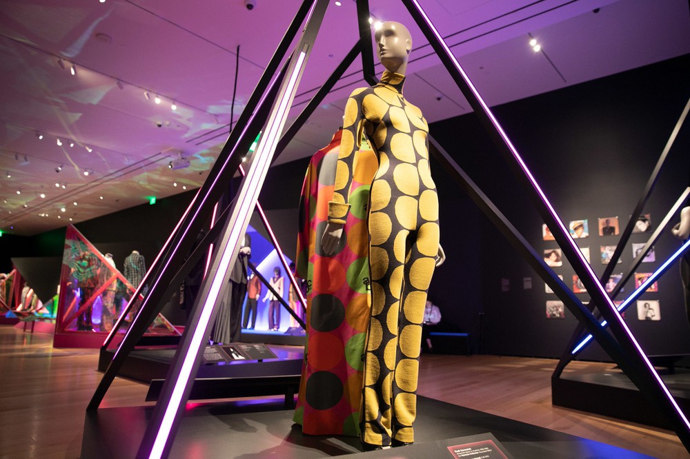 Blurring Binaries, Fascist Art, the Hiscox Report & More